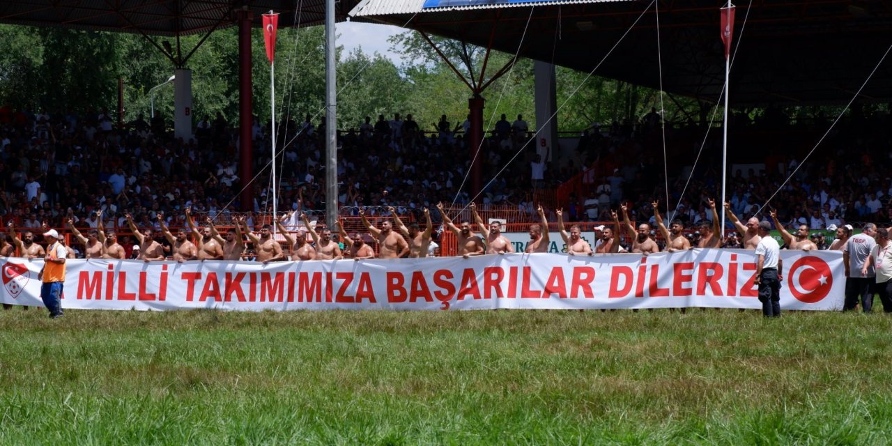 Başpehlivanlardan A Milli Futbol Takımı'na büyük destek