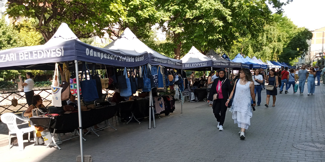Eskişehir'de kadınlar emekliliklerini sanat öğrenerek geçiriyor