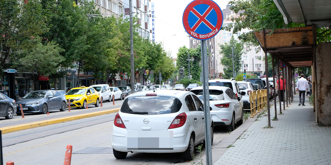 Eskişehir'de park yasağına uymayan sürücüler vatandaşı bıktırdı