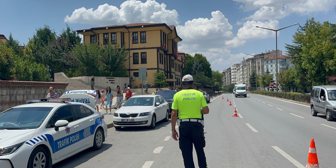 Eskişehir’de trafik denetiminden kaçmak için polisin üzerine sürdü