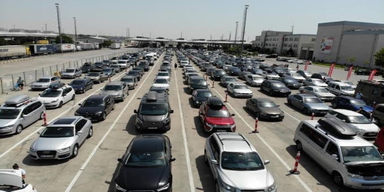 Avrupa’dan gelen gurbetçi vatandaşlar sınır kapılarına akın etti