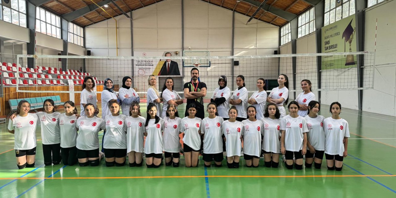 Sivrihisar’da evinin sultanları kızlarıyla voleybol eğitiminde
