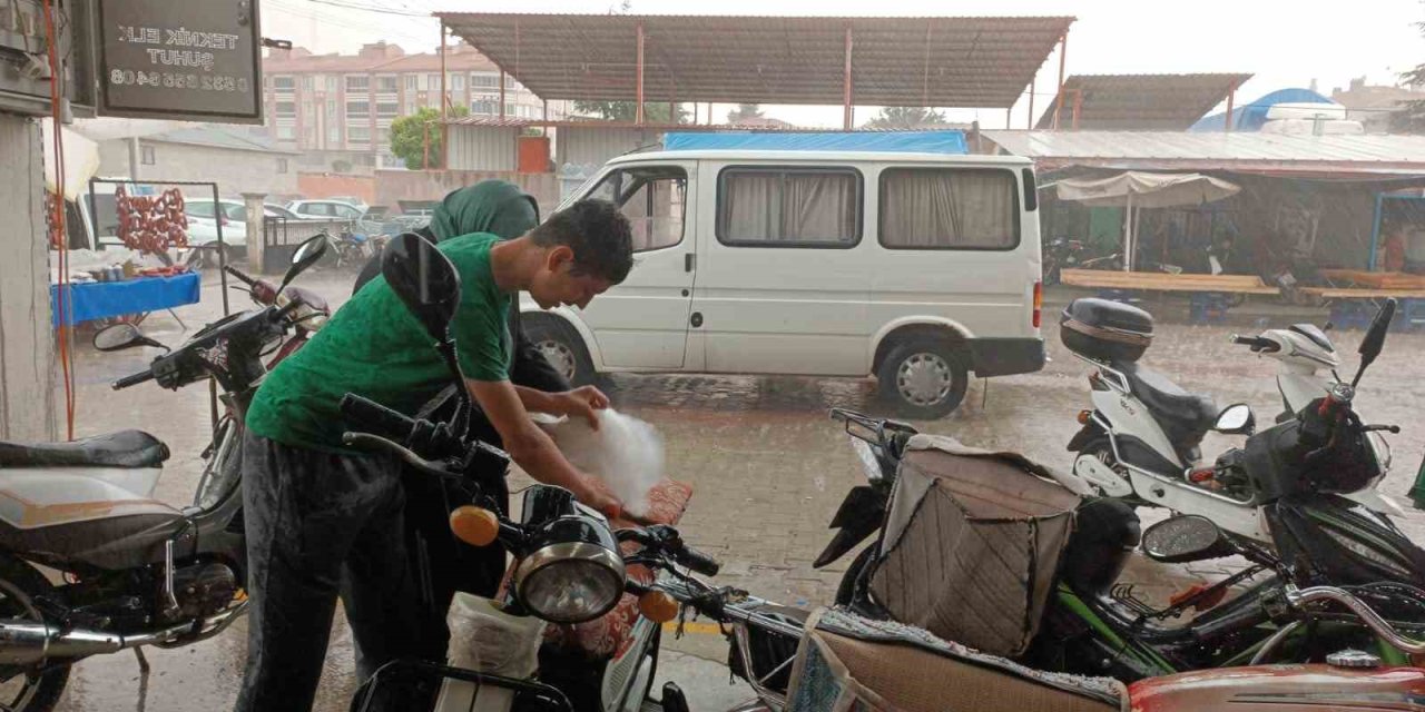 Afyonkarahisar'da yağan yağmur esnafı perişan etti