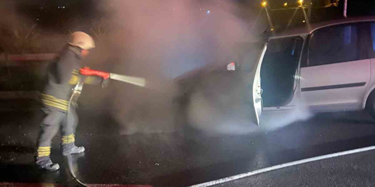 Motor kısmından alev aldı, küle döndü