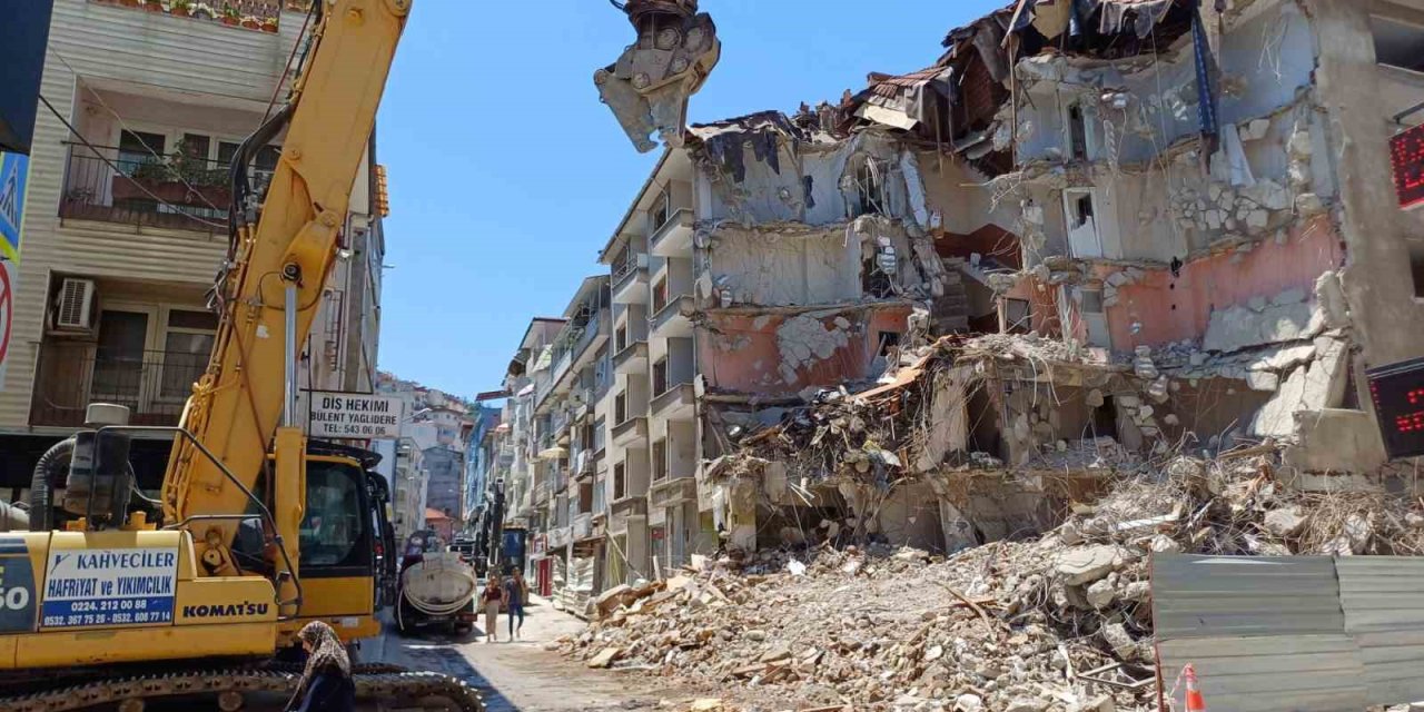 Mudanya’da yıkılan binalar nedeniyle trafik kontrollü sağlanıyor