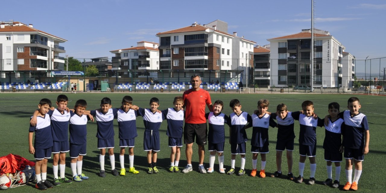Odunpazarı’nda minik adaylar eğlenerek futbol öğreniyorlar