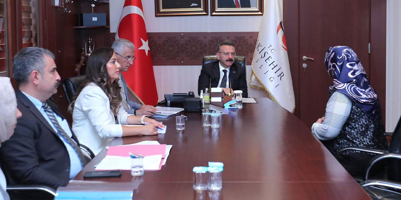 Eskişehir Valisi Hüseyin Aksoy vatandaşlarla buluştu, dertlerini dinledi