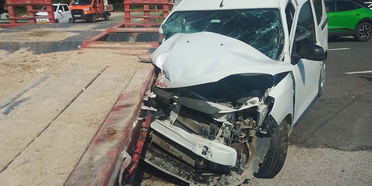 Eskişehir kara yolunda hafif ticari araç ve tır çarpıştı: 1 yaralı