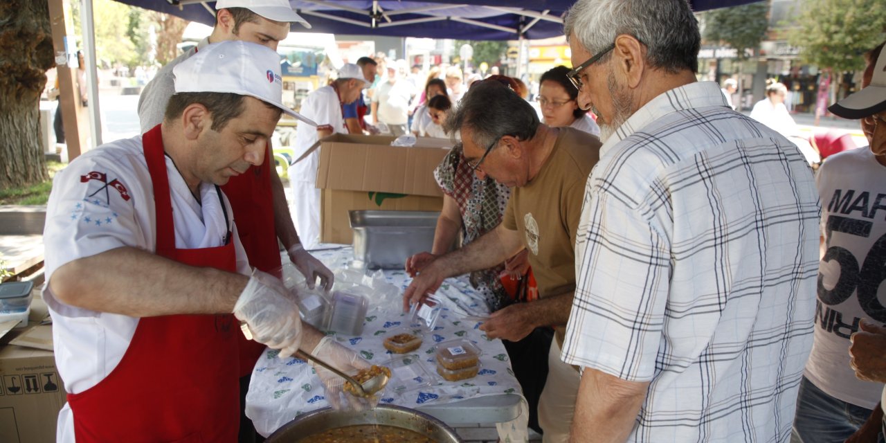 Odunpazarı Belediyesi vatandaşa aşure dağıtıyor