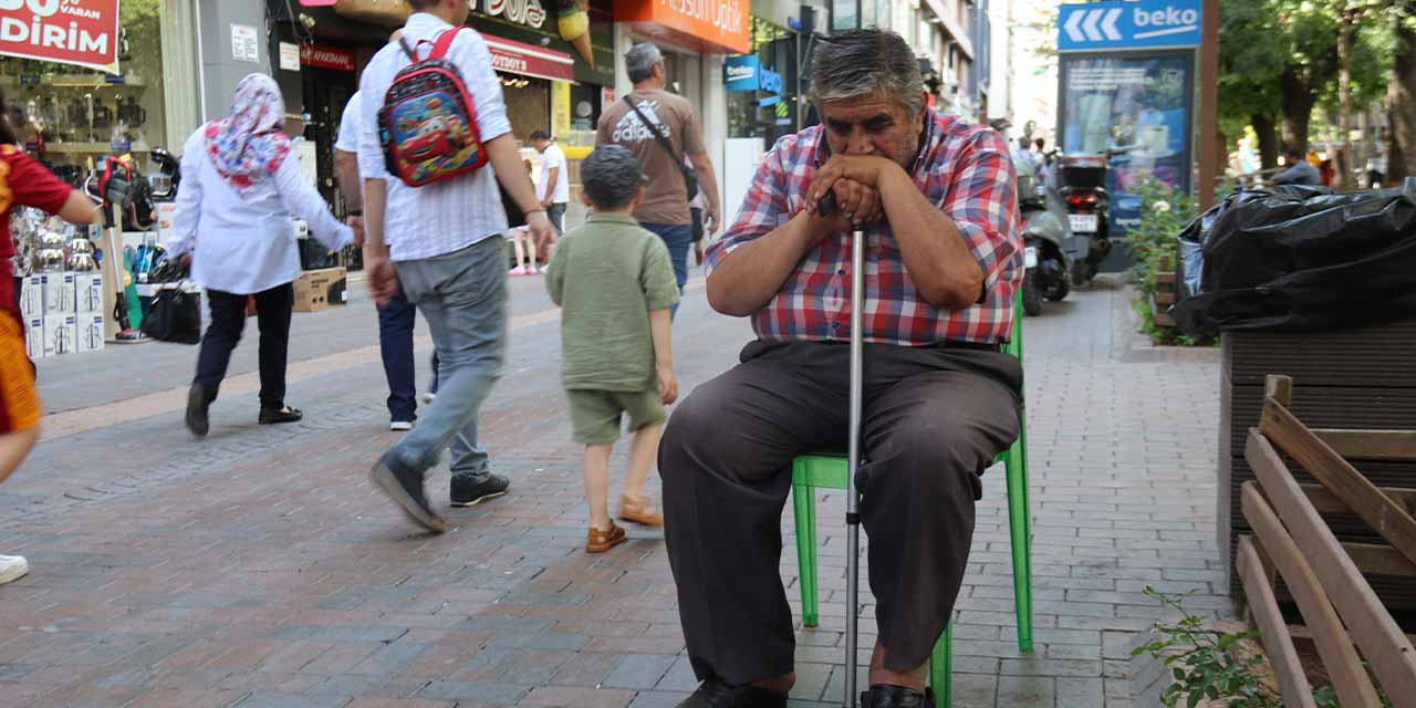 Eskişehir'de yaşayan Muzaffer Işık tam 36 yıldır oturarak uyuyor!
