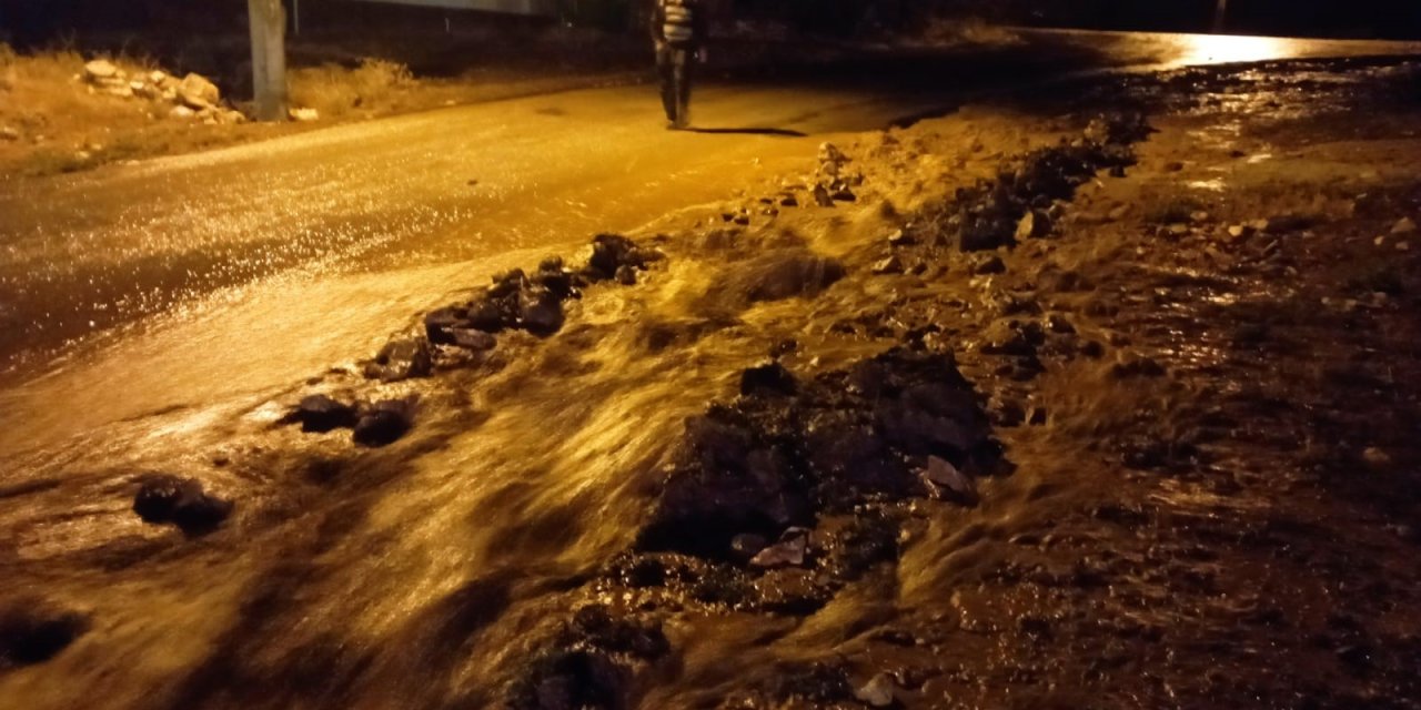 Seyitgazi'de 45 dakika süren sağanak yağış sele dönüştü