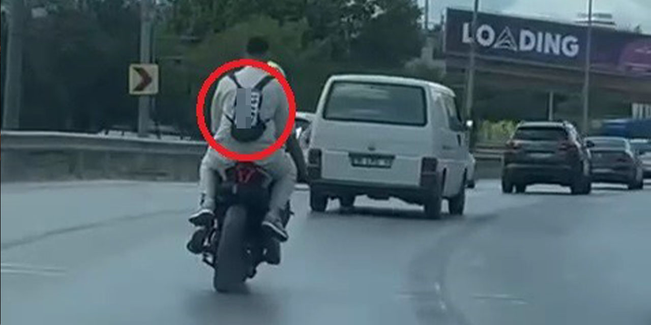Plakası düşen motosiklet sürücüsünden ilginç çözüm