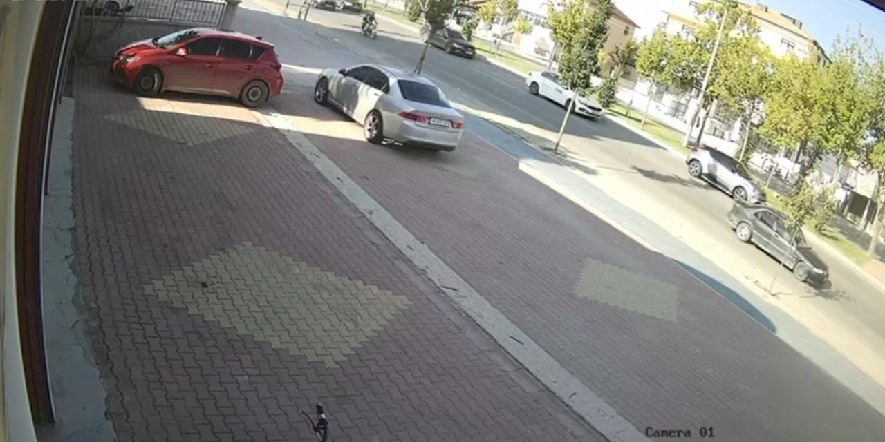 Motosiklet otomobille çarpıştı: 2 kişi yaralandı