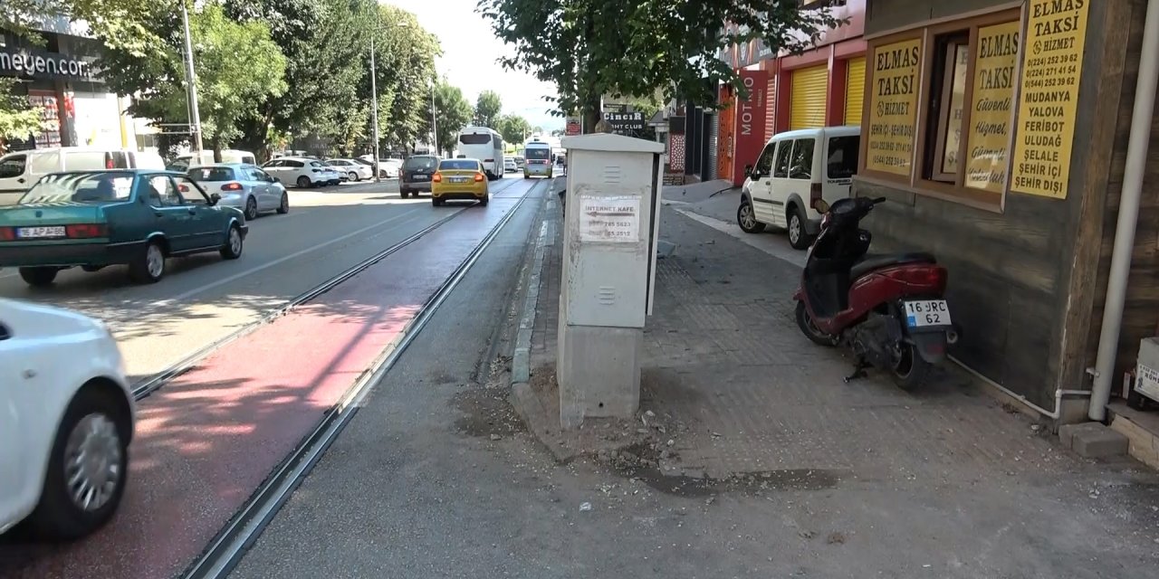Sıkıştırdığı otobüs kaza yaptı, bir şey olmamış gibi yoluna devam etti