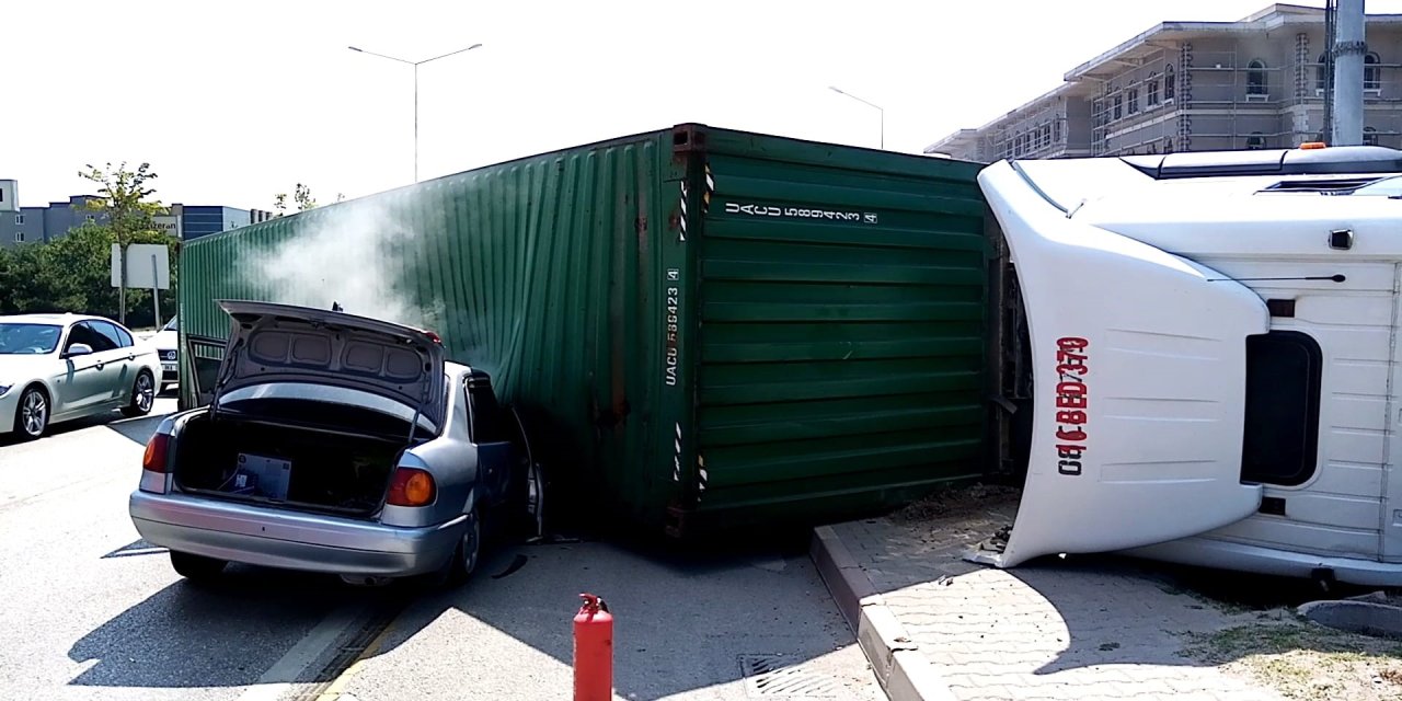 Üzerine tır devrilen otomobildeki aile ölümden döndü