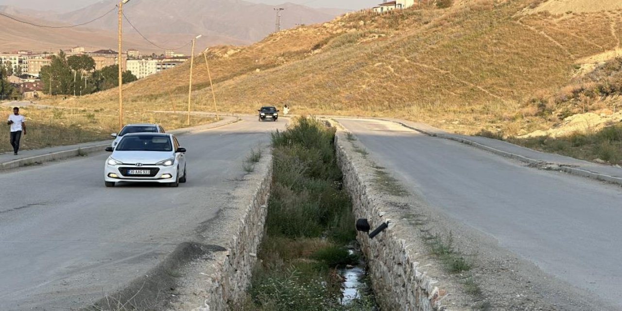 Yüksekova'da korkuluksuz kanal tehlike saçıyor