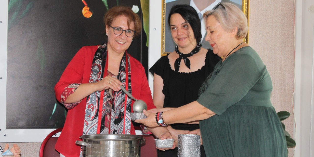 İYİ Partili kadınlar vatandaşlara aşure dağıttı