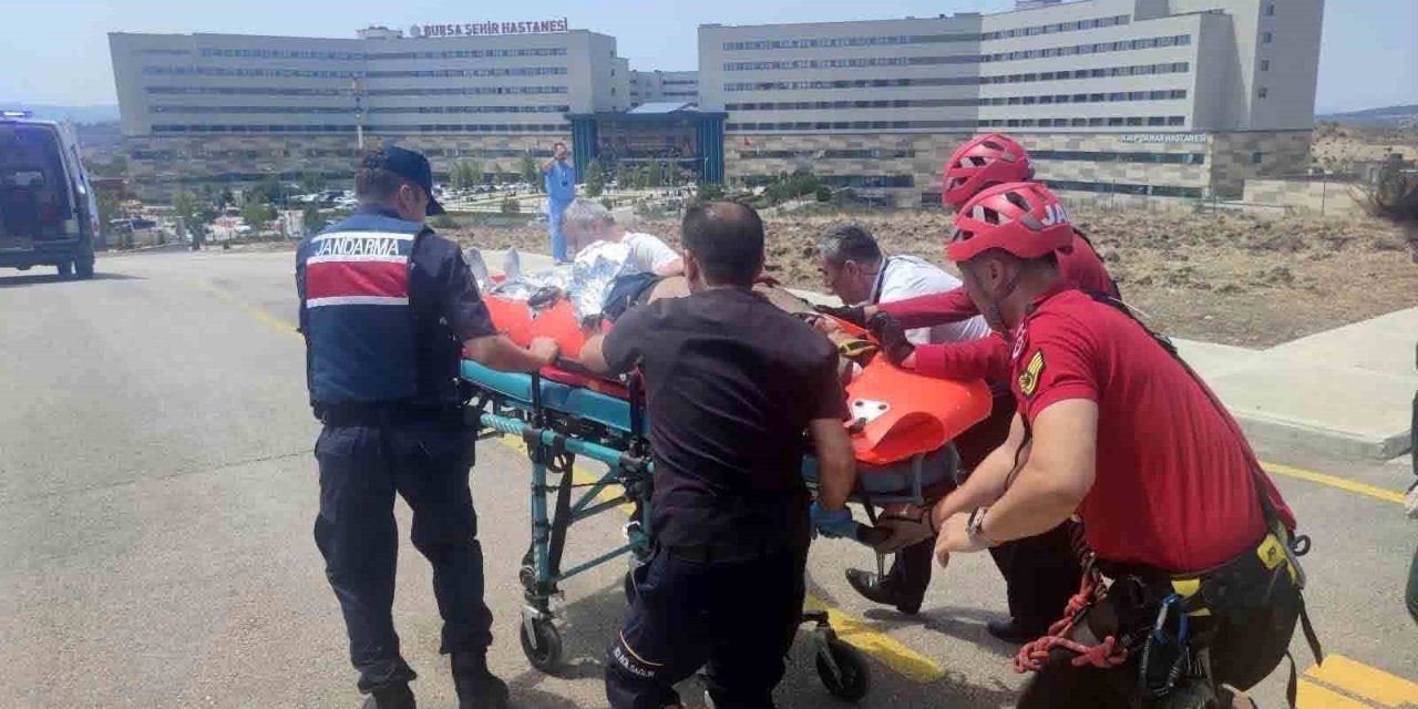 Uçurumdan yuvarlanan off-road tutkunu 2 kişi, yaralı olarak helikopterle kurtarıldı