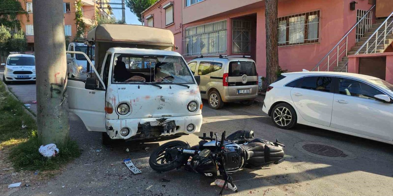 Kamyonun camından içeri girdi