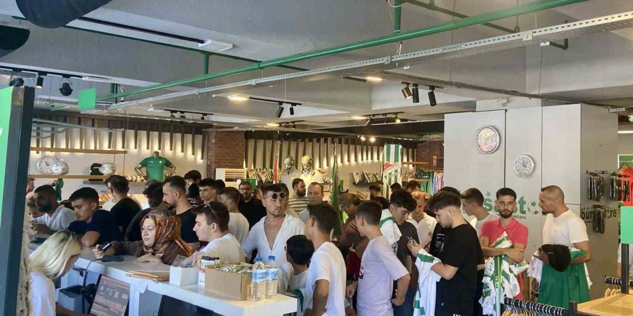 Bursaspor’un yeni sezon formalarına büyük ilgi