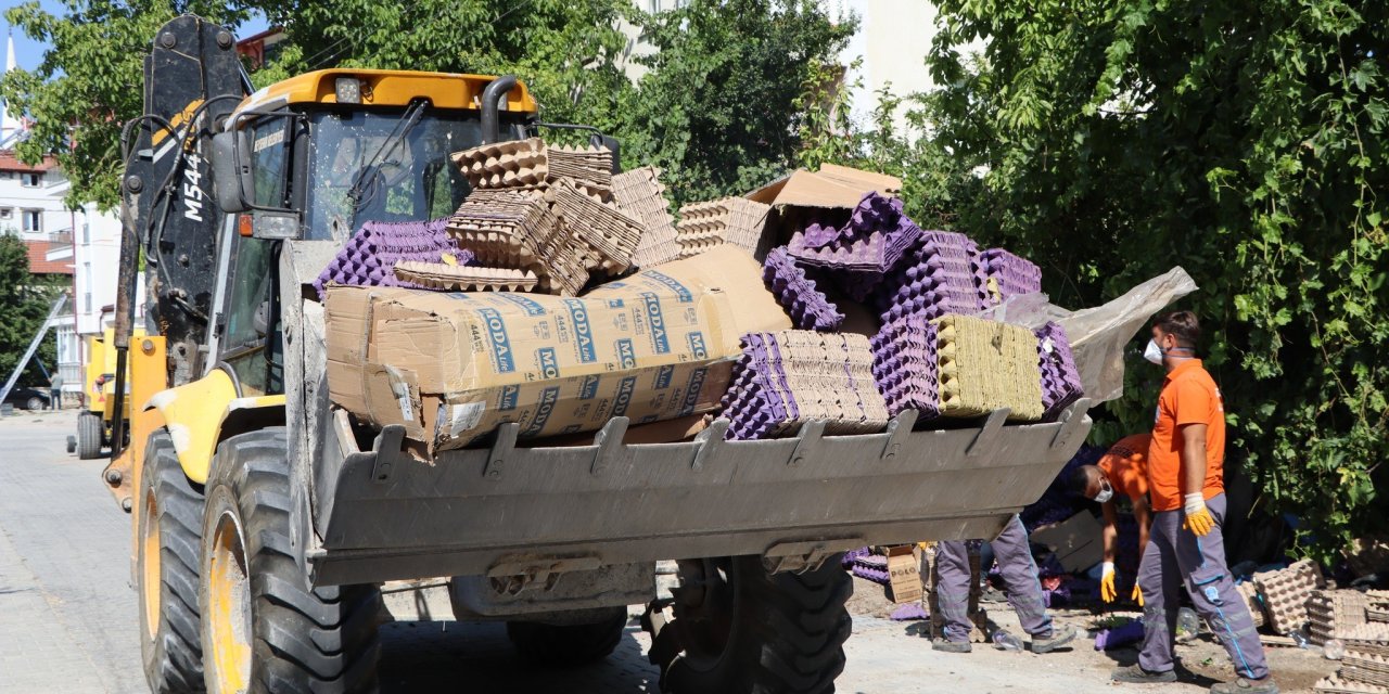 Çöp evin içinden 3 kamyon dolusu çöp çıkarıldı