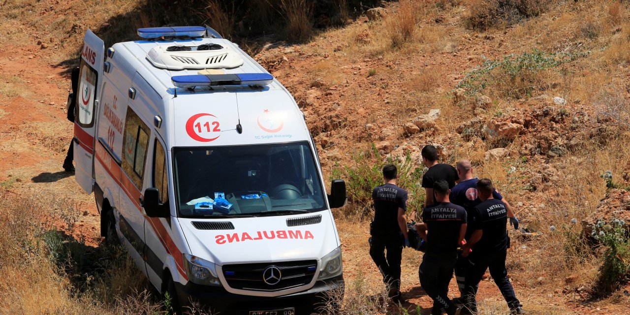 Tuvaletini yapmak isterken 20 metrelik kayalıktan düştü