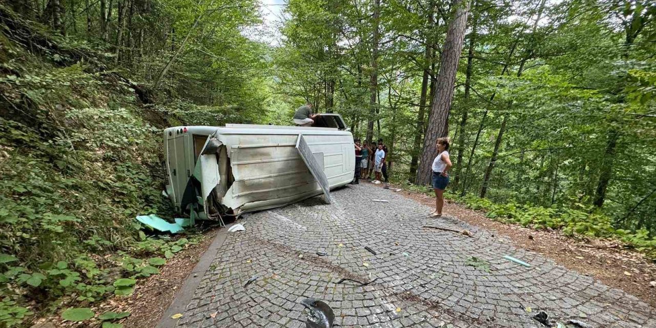 Kamp için Yedigöller’e gelen çiftin karavanı devrildi: 2 yaralı