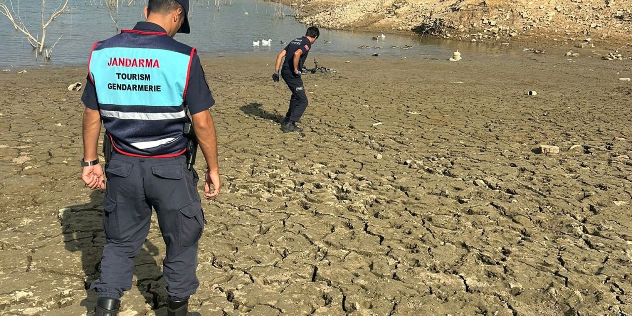 Çamura saplanan 2 çocuğu itfaiye kurtardı