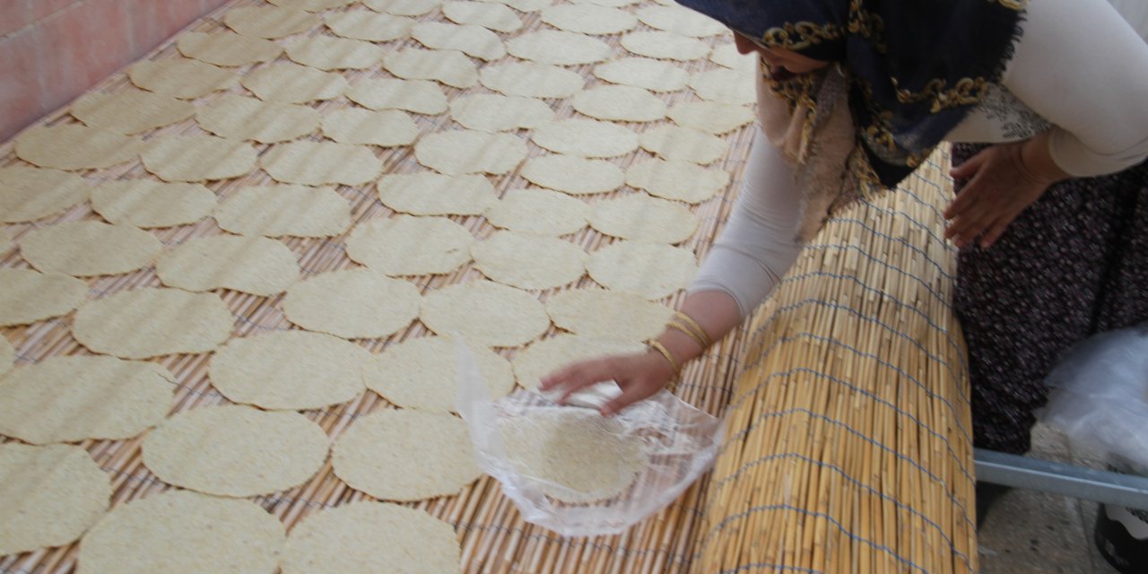 Kış sofralarının vazgeçilmezi, yöresel lezzet Beyşehir Tarhanasında yapım mesaisi sürüyor