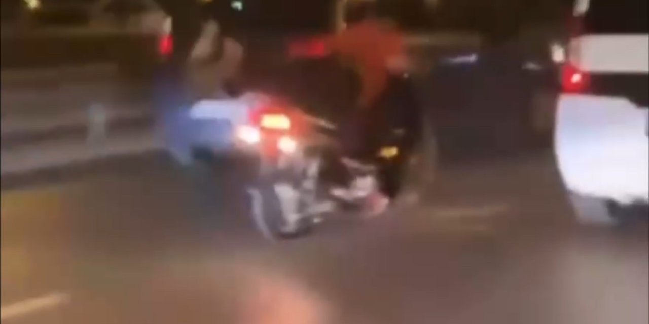 Bursa'da motosiklete uzanan sürücü yürekleri ağza getirdi