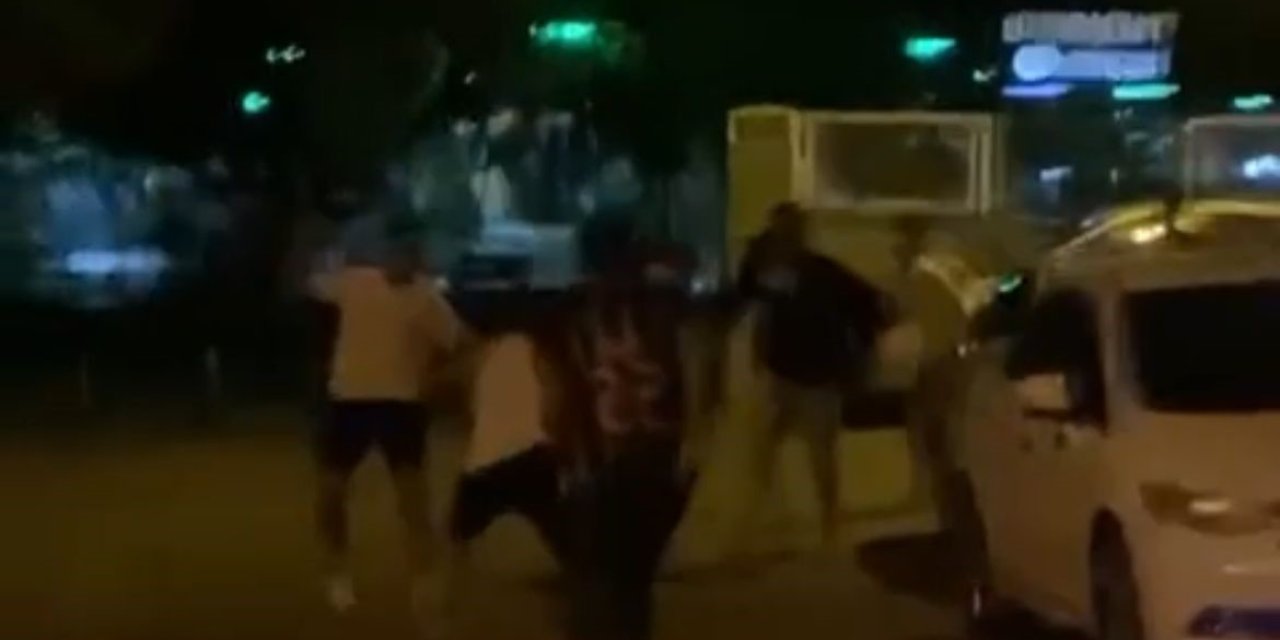 Kendisini uyaran kişiye pala ve sopalarla saldırdılar