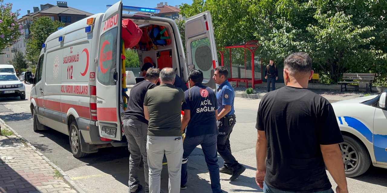 Oğluna veda mesajı atan anne kendini yaraladı