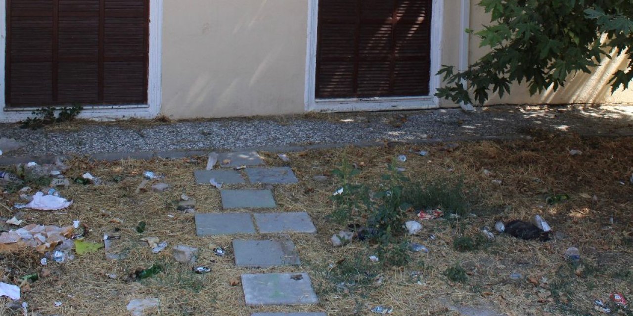 Eski Lale Sineması önü çöplüğe döndü