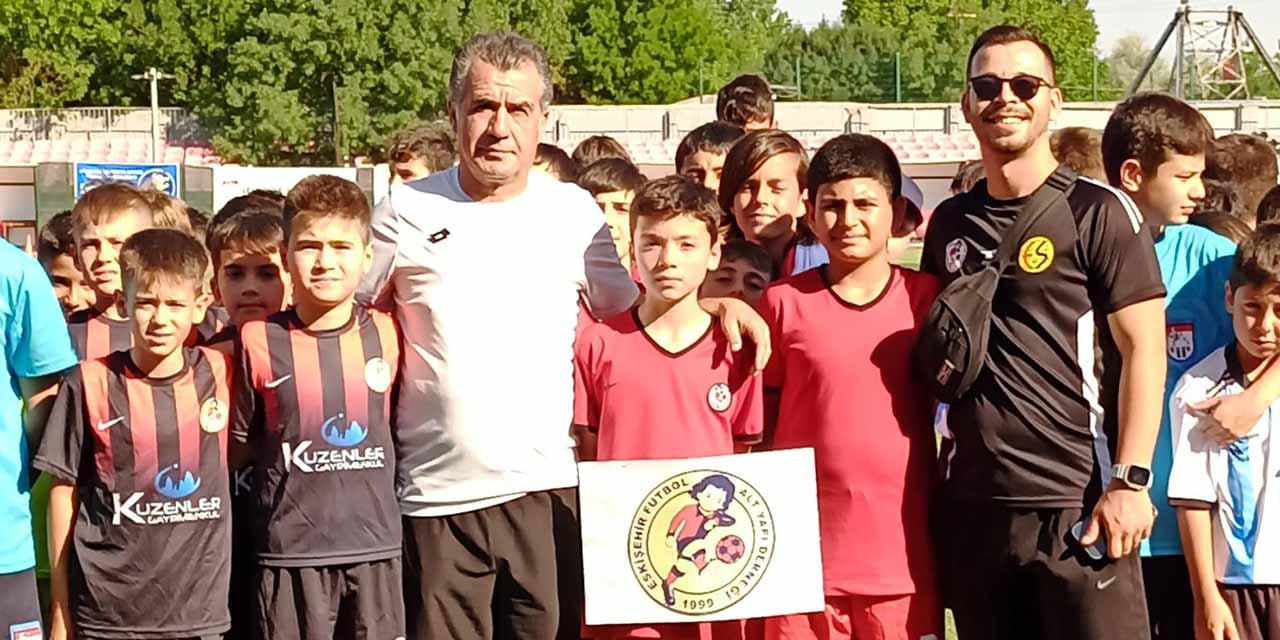 Eskişehir Altyapı Futbol Derneği Kütahya'da mücadele veriyor