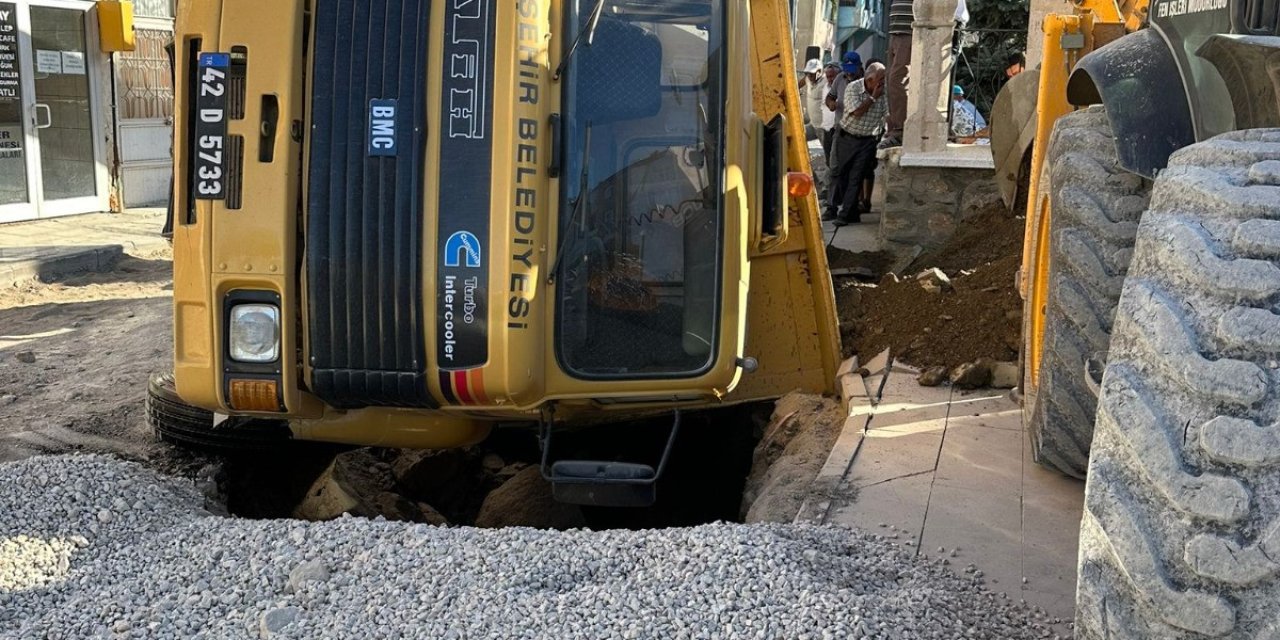 Drenaj çalışmaları sırasında çöken yola kamyon düştü