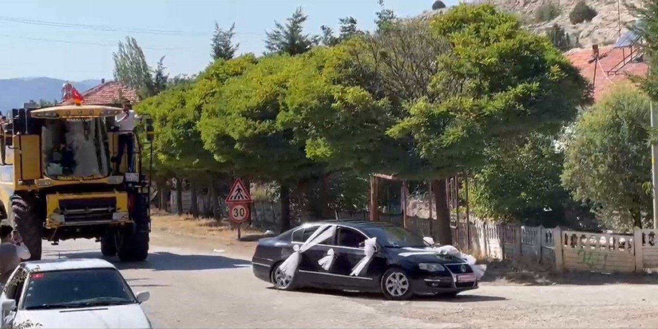 Biçerdöveri düğün konvoyunu görenler hayrete düştü