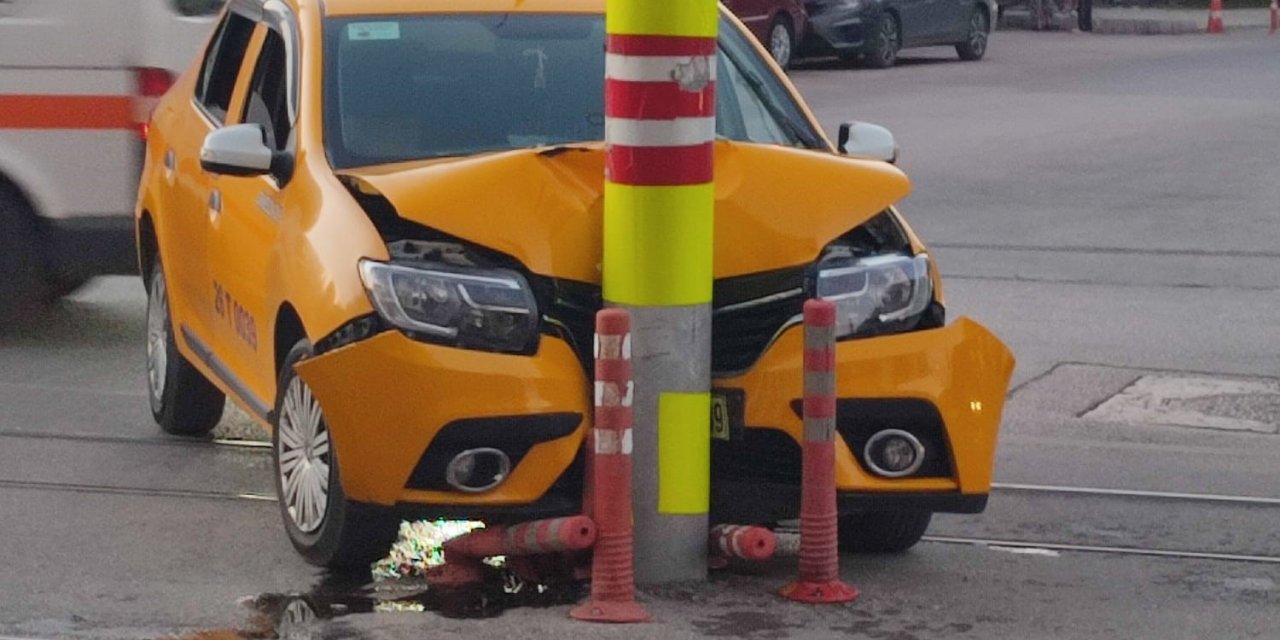 Eskişehir'de ticari taksi yol ortasındaki direğe çarptı