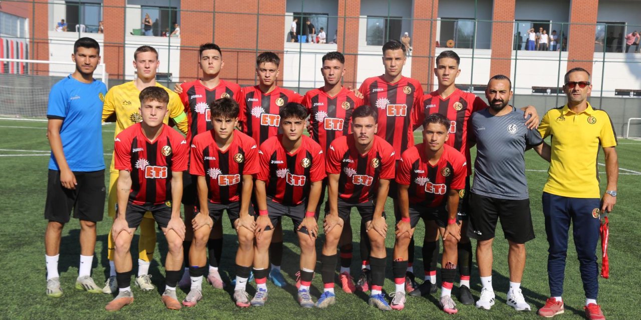 Genç Şimşekler galibiyeti söke söke aldı