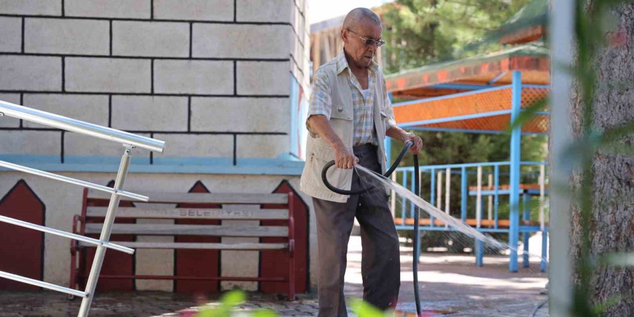 Kolunda platin bacağındaki protezle 86 yaşında her gün cami temizliyor