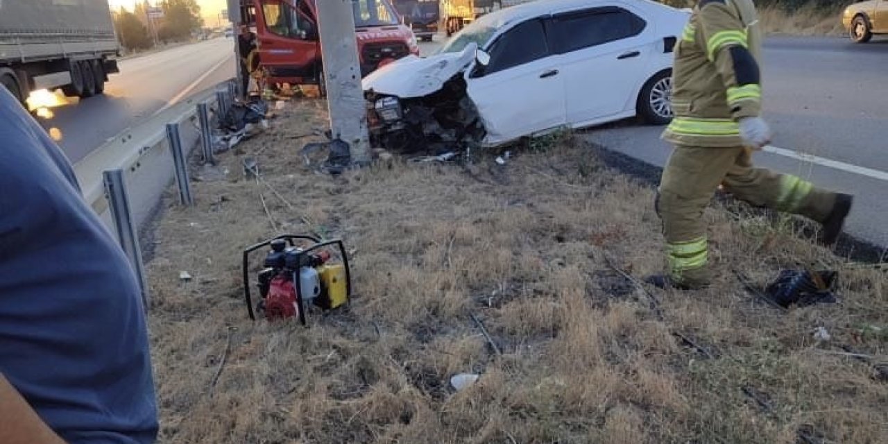 Bursa’da kazada can pazarı: Elektrik direğine çarpan otomobilin sürücüsü sıkıştı