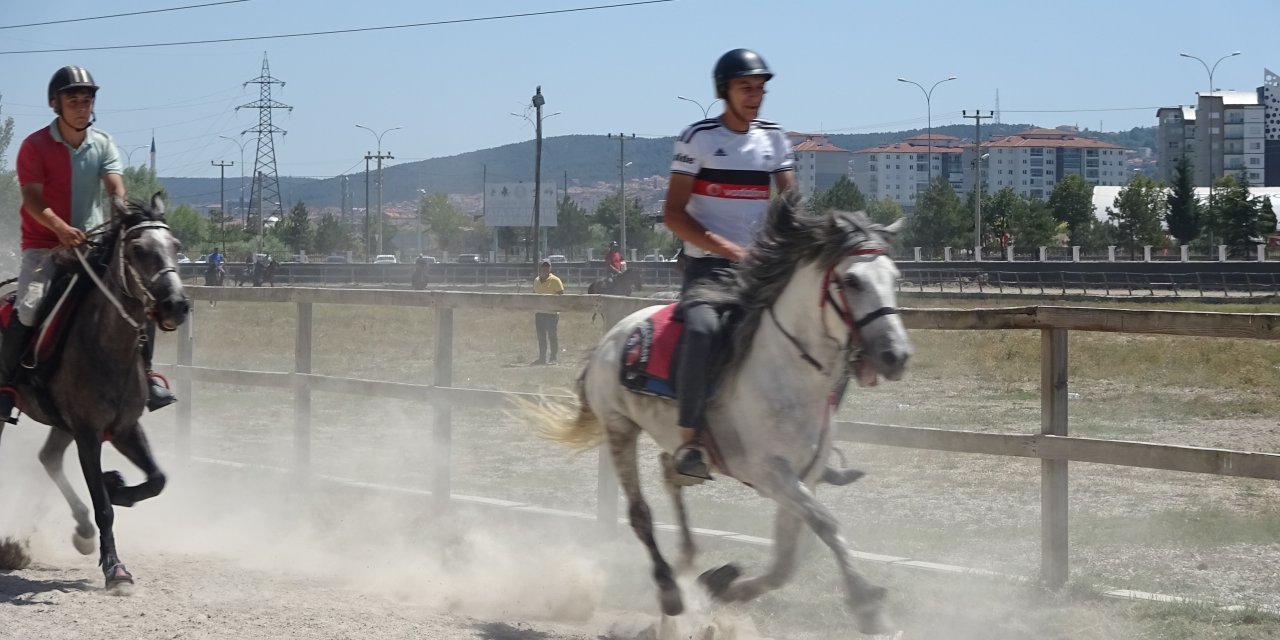 Kütahya’da at yarışlarına büyük ilgi
