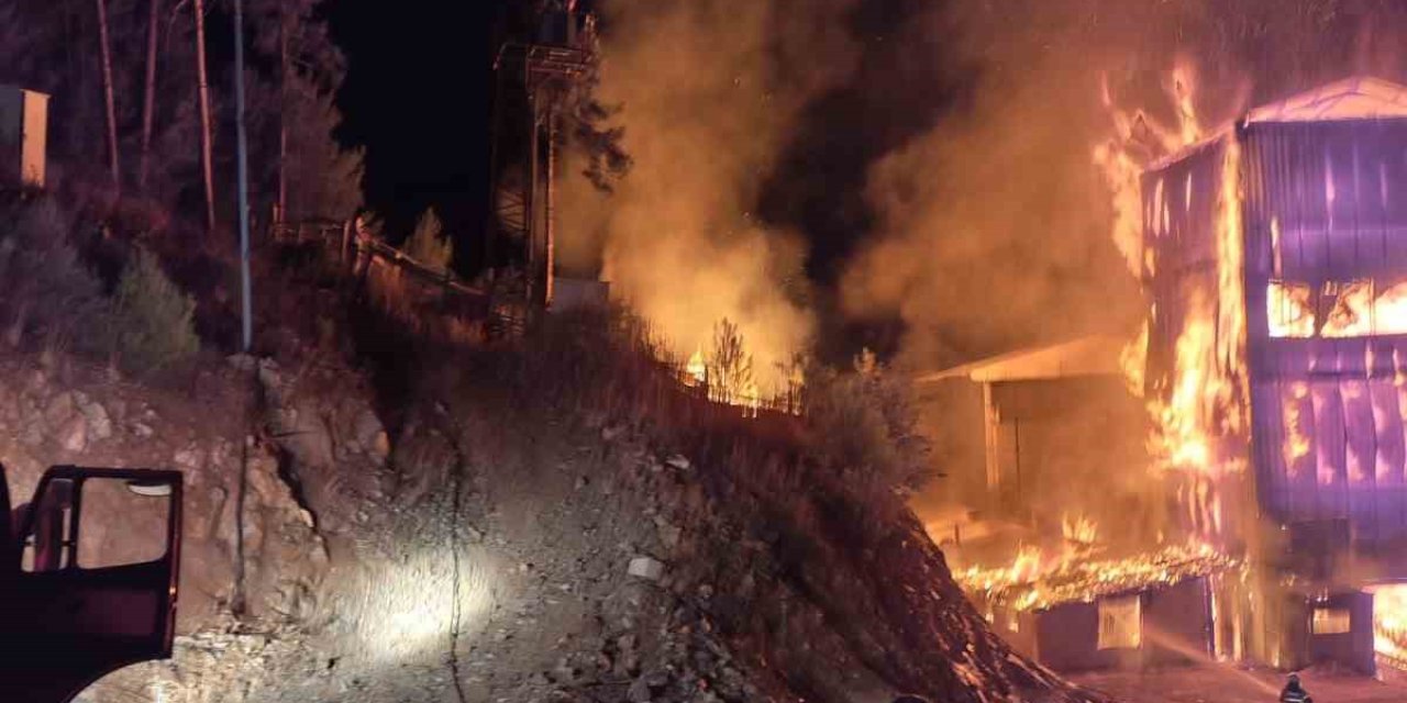 Krom maden tesisi alev alev yandı, 18 araç müdahale etti