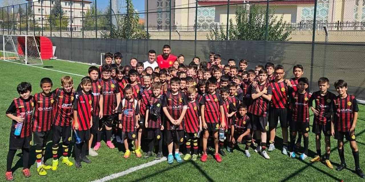 Eskişehirspor'un yeni kalecisi Rasim miniklerle buluştu
