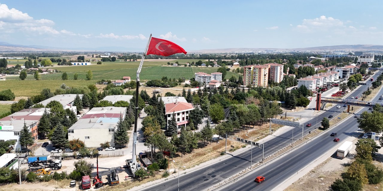 Eskişehir'de 43 metre yükseğe asılan dev Türk bayrağı dikkat çekiyor