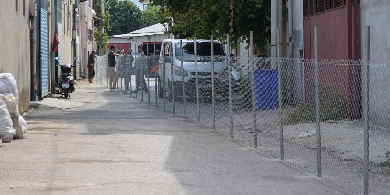 Bursa'da anlaşamayan yer sahipleri sokağı tel örgü ile ikiye böldü