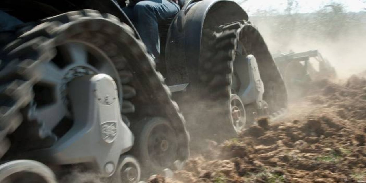 Otomobilin plakasını traktörün üzerine takmış