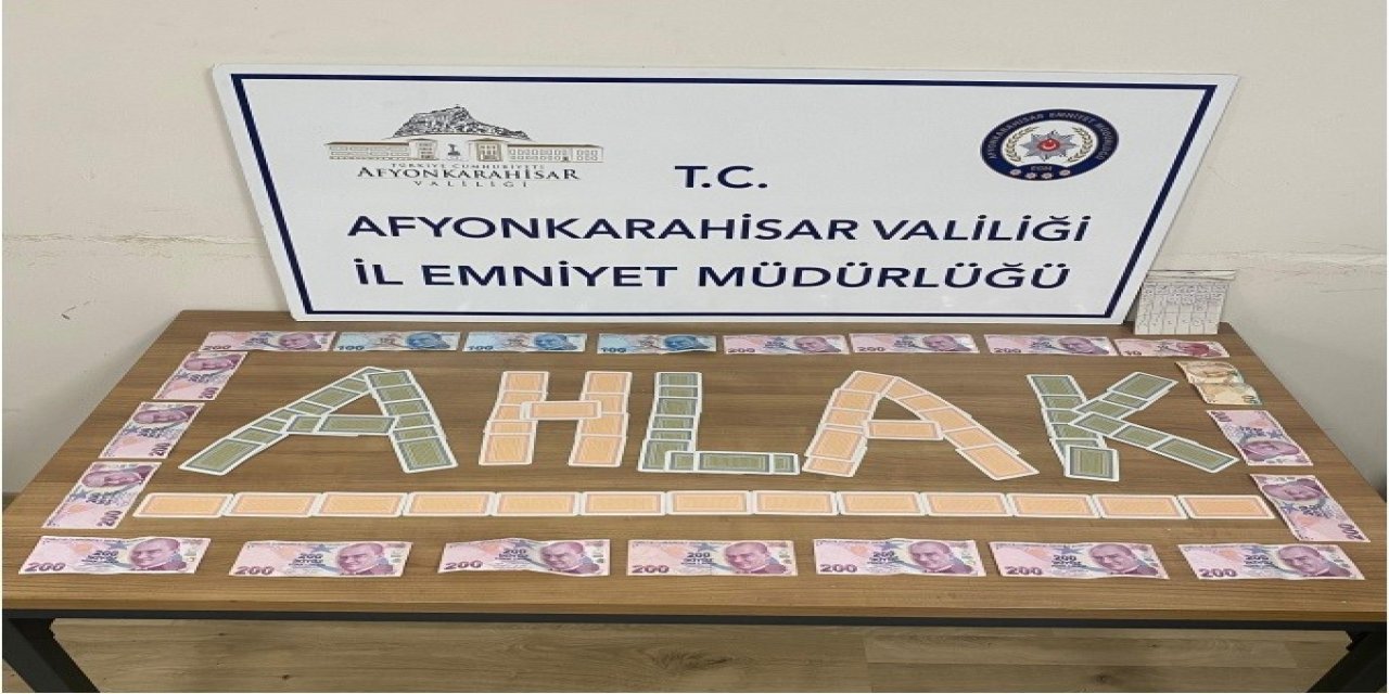 Düzenlenen baskında 8 kişi kumar oynarken yakalandı