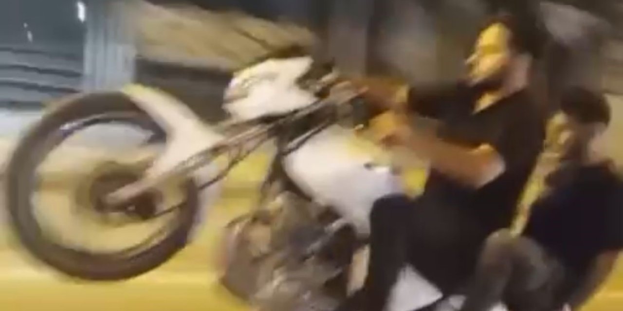 Motosikletliyle tek teker kilometrelerce ilerlerledi