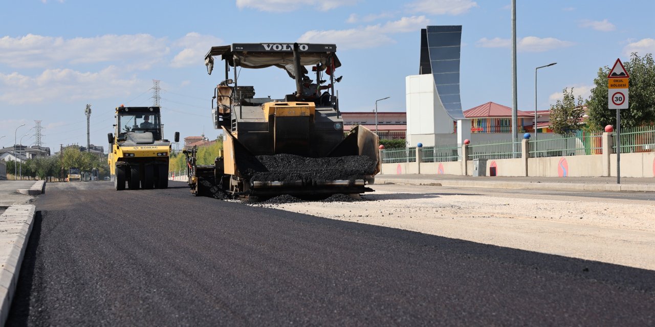 Büyükşehir ekiplerinden Aşağı Söğütönü’nde yol çalışması