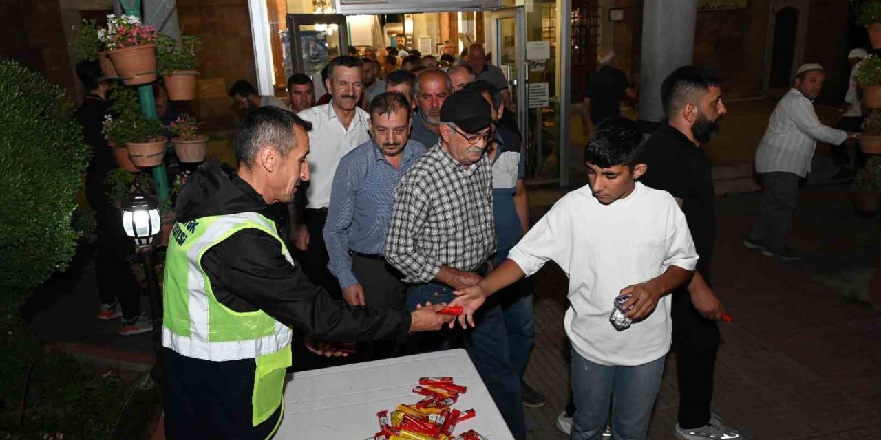 Bozüyük Belediyesi Mevlid Kandili’nde şeker ikramı yaptı
